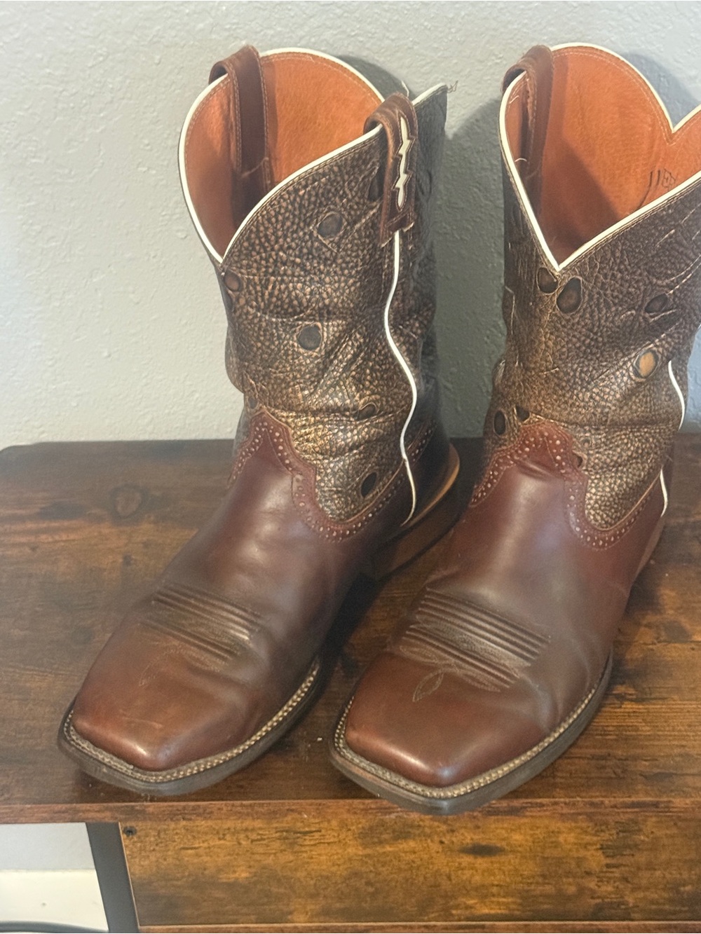 Ariat Brown Western Cowboy Boots with Textured Shaft  size 11EE
